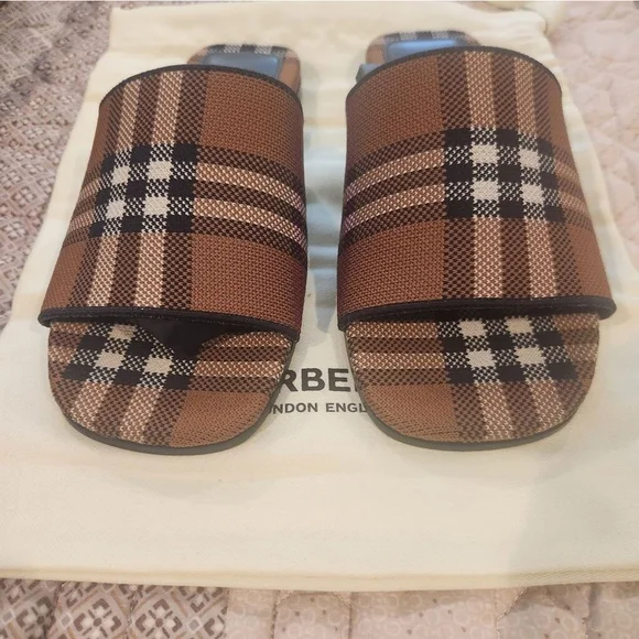 New With Box Burberry Wilma Sandals - Picture 5 of 9